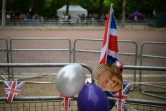 Masque de la reine Elizabeth II et drapeau britannique à Londres, le 1er juin 2022