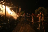 Des pompiers à l'oeuvre face à l'incendie à Vrilissia, dans la banlieue d'Athènes, le 12 août 2024