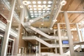 Le hall principal du nouveau Palais de justice de Paris, conçu par l'architecte Renzo Piano, le 26 mars 2018 dans le quartier des Batignolles, au nord-ouest de Paris