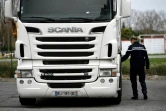 Une référente Sûreté du groupement de gendarmerie de Haute-Garonne vérifie le réservoir d'un camion de la compagnie de transport C'Express, le 16 mars 2022 à  Castelnau-d'Estrétefonds, près de Toulouse