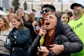 Une foule d'Israéliens rassemblés sur la place des otages à Tel-Aviv célèbrent la libération de quatre soldates israéliennes otages remises à la Croix-Rouge à Gaza, le 25 janvier 2025   
