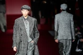 Deux mannequins portant des casquettes gavroche défilent pour Dolce & Gabbana à Milan, le 18 janvier 2025
