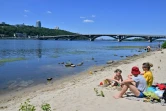 Ivan Sukhanov et sa famille sur une plage des bords du fleuve Dniepr, à Kiev, le 2 juillet 2022