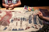Dans un musée de Belfast, des brodeuses apportent la touche finale à une immense tapisserie conçue pour rendre hommage à la série "Game of Thrones", le 5 juillet 2019 en Irlande du Nord
