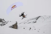 Le skieur français Fred Fugen, spécialiste de chute libre, de parachutisme, de BASE jump et de vol en wingsuit, lors d'un entraînement de speedriding au-dessus de la station de La Clusaz, le 1er février 2022