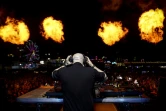 Le prêtre et DJ Guilherme Peixoto, sur scène lors d'une fête populaire à Coimbra, le 4 juillet 2024 au Portugal