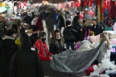 Des touristes font leurs courses dans un bazar à Edirne, près de la frontière bulgare en Turquie, le 17 décembre 2021