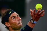L'Espagnol Rafael Nadal au service face au Serbe Novak Djokovic, en demi-finale du tournoi de Roland-Garros, le 11 juin 2021 à Paris