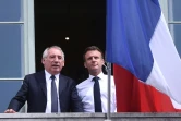 Le président français Emmanuel Macron (d) et le maire de Pau François Bayrou au balcon de l'hôtel de ville de Pau, le 6 juillet 2023