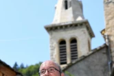 Le père Pierre Vignon devant l'église de Saint-Martin-du-Vercors