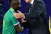 L'attaquant du Sénégal Sadio Mané (g) est réconforté par le président de la Fifa Gianni Infantino après la défaite contre l'Algérie en finale de la CAN, le 19 juillet 2019