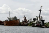 De vieux bateaux abandonnés dans les eaux du port de Lagos, le 8 avril 2019.
