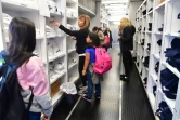 Distribution de vêtements à des enfants en situation de précarité d'une école élémentaire de Californie, le 8 février 2019 à Pacoima