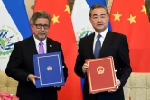 Les ministres des Affaires étrangères du Salvador Carlos Castaneda (à gauche) et de Chine Wang Yi à Pékin lors de l'établissement de relations diplomatiques entre les deux Etats, le 21 août 2018