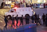 Des forces de sécurité israélienne devant une ambulance après une attaque au couteau contre une policière, le 16 juin 2017 à Jérusalem