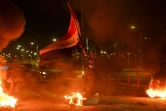 Un manifestant brandit le drapeau irakien à Najaf, au sud de Bagdad, le 1er février 2020