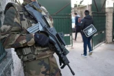 Un militaire de garde devant l'entrée de l'école "La Source" le 12 janvier 2016 à Marseille