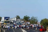 Le mardi 8 octobre 2002 de 8 heures à midi, des centaines de centaines de jeunes employés contrat emploi-jeunes ont paralysé le réseau routier de La Réunion. Ils craignent de perdre leur emploi