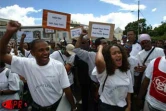 À l'appel du collectif Emplois en danger, 2 000 jeunes employés en contrat emplois jeunes (CEJ) ont manifesté dans les rues de Saint-Denis le mercredi 18 septembre 2002 lors de la visite officielle de Brigitte Girardin, ministre de l'Outre-mer