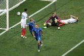 Le gardien de l'Angleterre Joe Hart battue une première fois par l'Islandais Ragnar Sigurdsson (N.6) à l'Euro, le 27 juin 2016 à Nice