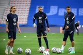 Les attaquants de l'équipe de France, Antoine Griezmann, Karim Benzema et Kylian Mbappé, avant le match amical contre le pays de Galles, le 2 juin 2021 à Nice, en guise de préparation pour l'Euro 2020