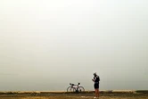 Un cycliste observe la fumée toxique à Gosford (Australie) le 10 decembre 2019