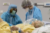 Du personnel soignant s'occupe d'une personne atteinte du Covid-19, à l'hôpital Louis Pasteur de Colmar, le 26 mars 2020