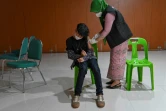 Un garçon reçoit une dose du vaccin Sinovac contre le Covid-19 dans un centre de congrès à Banda Aceh en Indonésie, le 16 décembre 2021