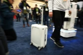 Une valise Ovis équipée d'IA suit Zhaoqiang Chen dans les allées du CES à Las Vegas, le 6 janvier  2019