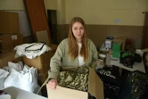 Anastasiia Sokhatska, une bénévole ukrainienne, dans un entrepôt de la banlieue de Lviv (ouest de l'Ukraine), le 15 avril 2022
