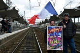 Des forains manifestent sur les rails au Mans, le 25 mars 2019, pour pouvoir continuer à travailler dans le centre-ville