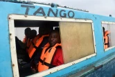 Des passagers installés à bord d'un bateau rapide ont embarqué à la jetée de Bayeku (commune d'Ikorodu), pour se rendre à Lagos, le 14 novembre 2017