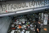 Un commerçant tente de sauver sa marchandise dans un centre commercial du quartier d'Eminonu à Istanbul, le 17 août 2019.