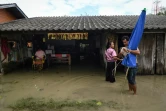 Des habitants remettent en état leur maison inondée après le passage de la tempête Pabuk dans le sud de la Thaïlande, le 5 janvier 2019