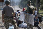 Des migrants attendent pour traverser la frontière entre la Grèce et la Macédoine, près de Gevgelija, le 20 septembre 2015