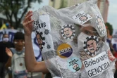 Un Brésilien dans une manifestation à Rio dénonçant le 19 juin 2021 la responsabilité du président du Brésil Jair Bolsonaro face aux plus des 500.000 morts provoquées par la pandémie