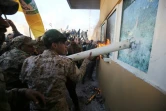 Des manifestants irakiens brisent les vitres de l'ambassade américaine à Bagdad, le 31 décembre 2019