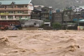 Des véhicules submergés par la montée des eaux à Bontoc, dans la province de Mountain, alors que le typhon Doksuri passe près de la pointe nord de l'île de Luzon, le 26 juillet 2023 aux Philippines