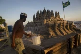 Le Brésilien Marcio Mizael Matolias travaille sur son château de sable, le 18 janvier 2018 sur la plage de Barra da Tijuca, à Rio de Janeiro