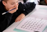 Un élève luxembourgeois apprend la calligraphie chinoise, lors d'une leçon de chinois dans son établissement à Luxembourg, le 7 octobre 2017