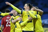 Le grand Zlatan Ibrahimovic avec ses coéquipiers célèbrent le but de Viktor Claesson pour la victoire suédoise contre la Géorgie à Solna, le 25 mars 2021
