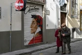 Un portrait du poète Dante Alighieri peint sur le rideau métallique d'une boutique, 
 le 23 février 2021 à Florence