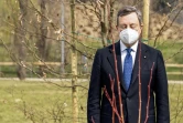 Photo publiée par le service de presse du Palazzo Chigi, montrant le Premier ministre Mario Draghi se recueillant lors de l'inauguration d'un "Bois de la mémoire" dans un parc de Bergame, dans le nord de l'Italie, le 18 mars 2021