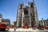 Des pompiers sur le parvis de la cathédrale de Nantes après un incendie, le 18 juillet 2020