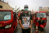 Haydar Sabri brandit la photo de son frère sous laquelle on peut lire : "Je suis ici pour rendre justice à mon frère", le 25 octobre 2019 à Bagdad.
