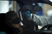Un automobiliste se fait tester au coronavirus dans un drive, le 25 juin 2020 à Houston, au Texas