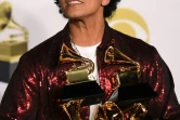 Bruno Mars avec dans les bras tous ses Grammy remportés lors de la 60e cérémonie des Grammy Awards, le 18 janvier 2018 à New York