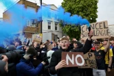 Des supporters de Chelsea manifestent pour demander le retrait du projet de Super Ligue, compétition privée rivale de la Ligue des Champions, avant le match de Premier League contre Brighton, le 20 avril 2021 au stade de Stamford Bridge à Londres