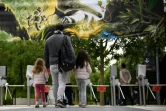 Deux fillettes accompagnées de leur père arrivent au parc zoologique de Vincennes, le 8 juin 2020 à Paris