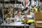 Des employés confectionnent vêtements et accessoires  dans le studio de mode du designer Christopher Raeburn, à Hackney (est de Londres), le 16 mars  2018